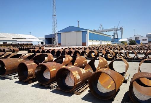 Piezas de las jackets en el astillero de Puerto Real, preparadas para su montaje