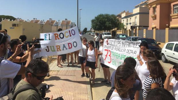 Las trabajadoras se volverán a concentrar el 14 de agosto en la plaza de Abastos de Chipiona. :: LAVOZ