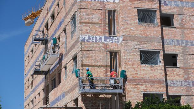 La rehabilitación de viviendas fue la principal salida de los constructores durante la crisis.