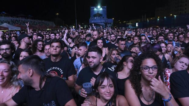 Numeroso público se dio cita en la primera jornada del 'No Sin Música' en el Muelle de Cádiz