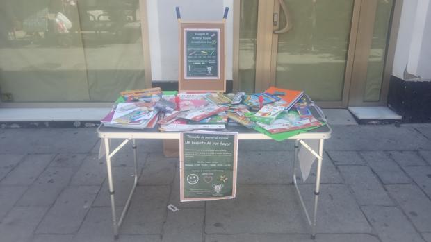 Una de las mesas instaladas por la asociación Ánfora para recolectar material escolar.