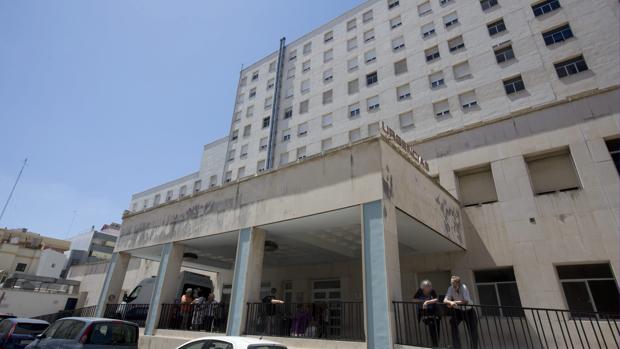Hospital Puerta del Mar, donde un paciente llegó a ingresar en la UCI.