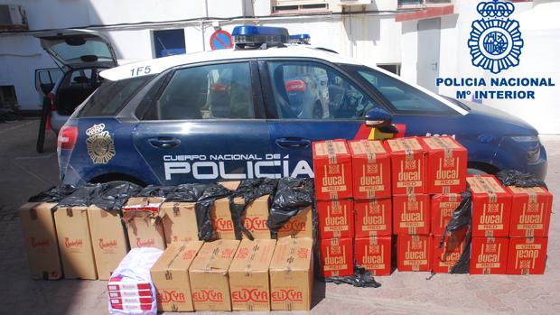 En total se han intervenido en las dos actuaciones 15.000 cajetillas de tabaco de contrabando.