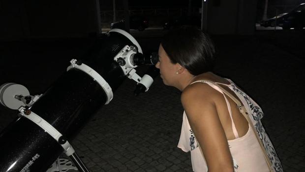 Los jueves y sábados se realiza la observación del cielo.
