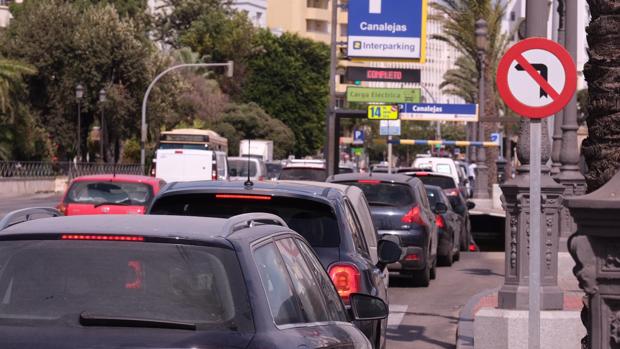 Los problemas de tráfico son continuos en la circunvalación del casco histórico.