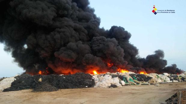 Incendio de los residuos en la planta de Sanlúcar.
