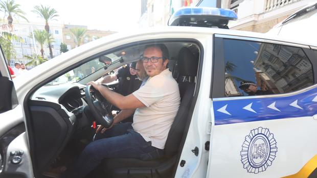 El alcalde supervisó los nuevos vehículos de la Policía durante su presentación en la plaza San Juan de Dios.