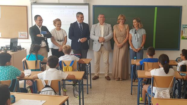 El alcalde de Vejer y el delegado de Educación durante la inauguración del curso.