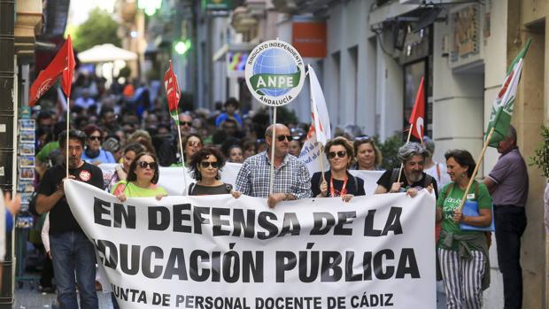 Manifestación en defensa de la escuela pública por las calles de Cádiz