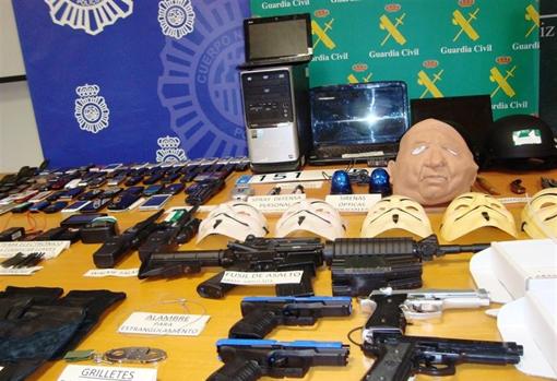 Armas y artículos intervenidos en la ‘operaciónPeriplo’, cuando se les detuvo. Llegaron a usar máscaras en sus golpes.