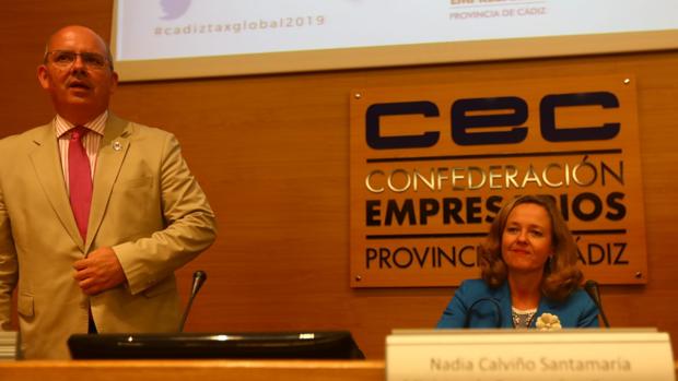 El presidente de la patronal gaditana junto a la ministra en la clausura del encuentro.