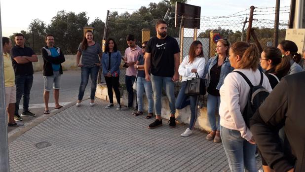 Trabajadores del servicio de comedor del cuartel a las puertas del centro.