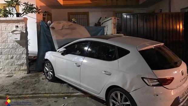 El vehículo se empotró contra el muro de una casa en Castellar