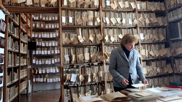 Liliane Dahlmann en el archivo de la Casa Medina Sidonia