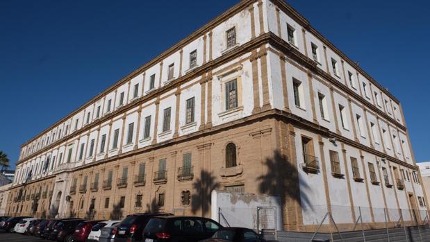 Edificio del antiguo colegio Valcárcel, junto a La Caleta.