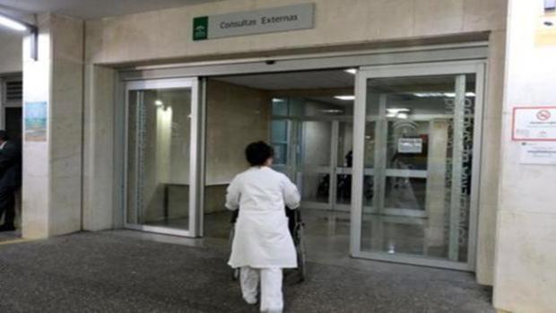 Un vigilante pilla a una carterista en el Hospital Puerta del Mar de Cádiz