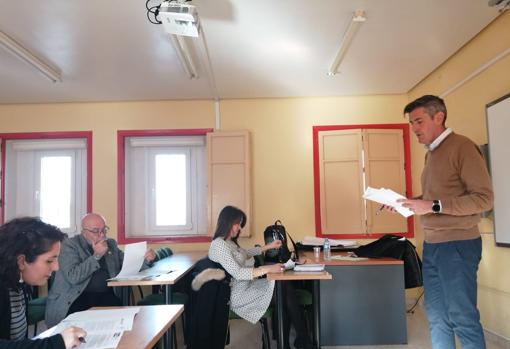 Foto de archivo de la concejala de Educación en reunión con líderes escolares.