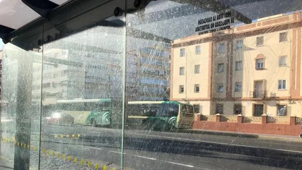 Críticas por el estado de las marquesinas de autobuses de Cádiz