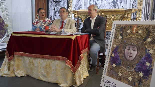 A la derercha el sello que conmemora el Centenario de la Coronación