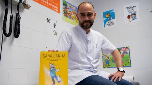 Armando Bastida, enfermero de pediatría, con su segundo libro «Sana, sanita»