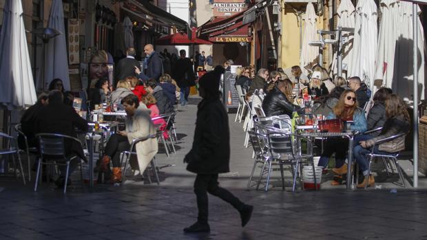 Zona céntrica de Sevilla con sus veladores repletos
