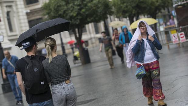 La lluvia seguirá amenazando las noches en Sevilla