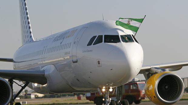 Un avión de Vueling en el aeropuerto de San Pablo