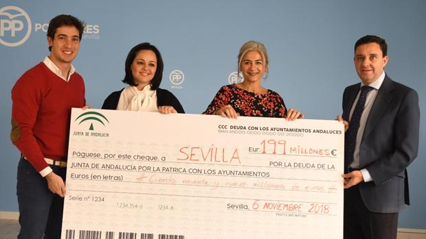 Sobre estas líneas Virginia Pérez, acompañada por Luis Paniagua, Patricia del Pozo y Juan de la Rosa