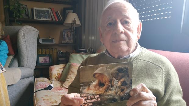 Mariano Galvache muestra la postal recibida veinte años después