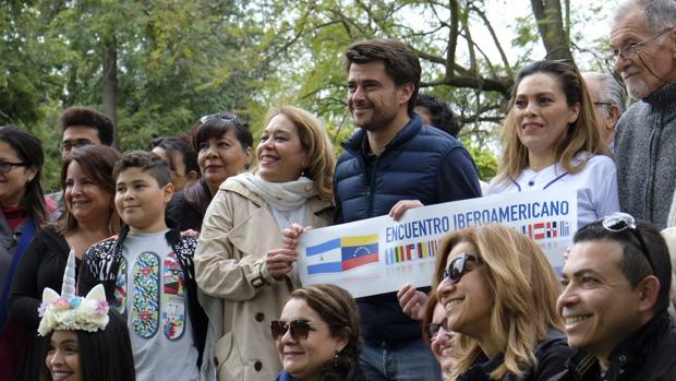 Beltrán sujetando una pancarta del encuentro, junto a María Auxiliadora Piñero