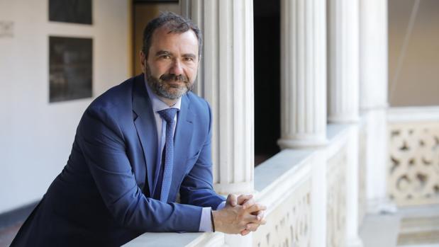 Serrano Oceja, en la Fundación Madariaga de Sevilla donde presentó su libro