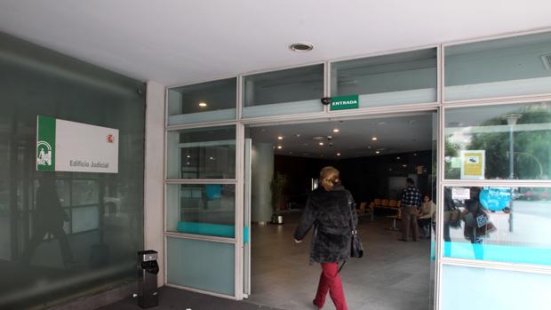 Entrada a los juzgados de lo Penal de Sevilla