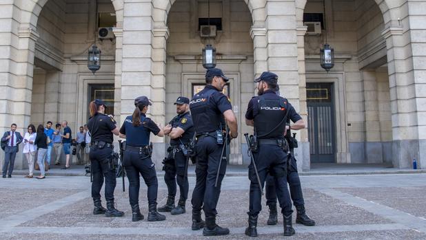 Agentes en los juzgados a la espera de que pasasen a disposición judicial los ultras detenidos