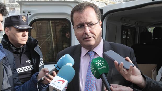 Juan Carlos Cabrera, atendiendo a los periodistas