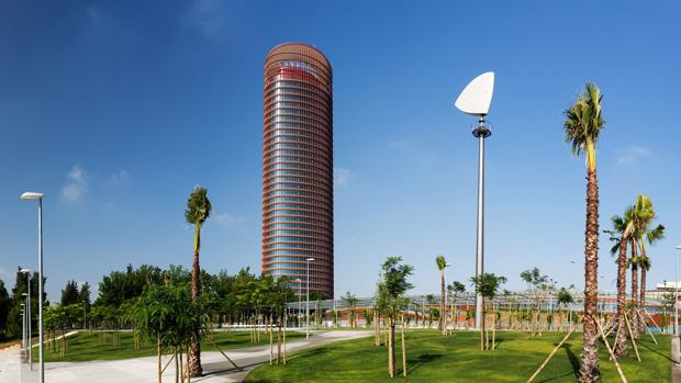 Torre Sevilla y el Parque Magallanes