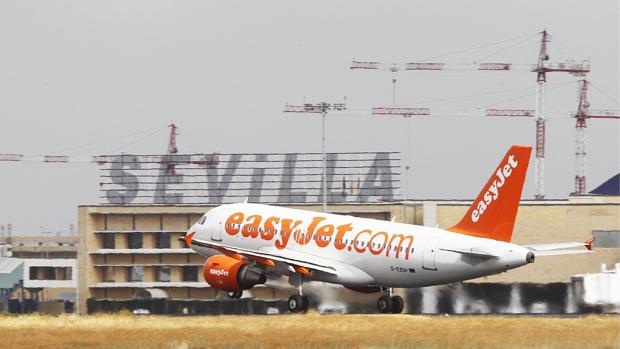 Un avión de Easyjet despega del aeródromo sevillano de San Pablo