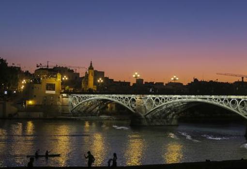 Imagen del puente de Triana tomada en la noche