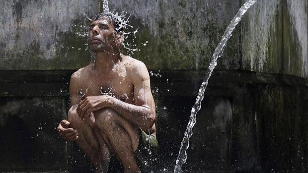 Las altas temperaturas obligan a los ciudadanos indios a tirar de ingenio para refrescarse