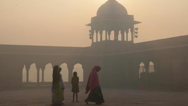 Varias mujeres pasan por delante de la mezquita de Jama Masjid