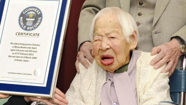 Misao Okawa (R) recibió el Guinness en 2013 por ser la mujer más longeva