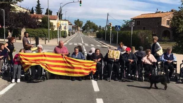 Quejas hacia un geriátrico que permitió que ancianos en silla de ruedas