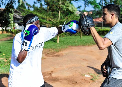 Ernesto entrena con Alice en Aggery Boxing Academy en la comunidad de Zana