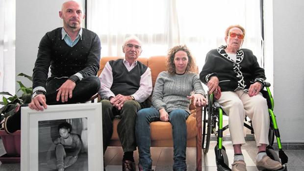 De izqda. a dcha, Fernando, con el retrato de su hermana Ana Mari, ya fallecida, su hermana Noe y su madre