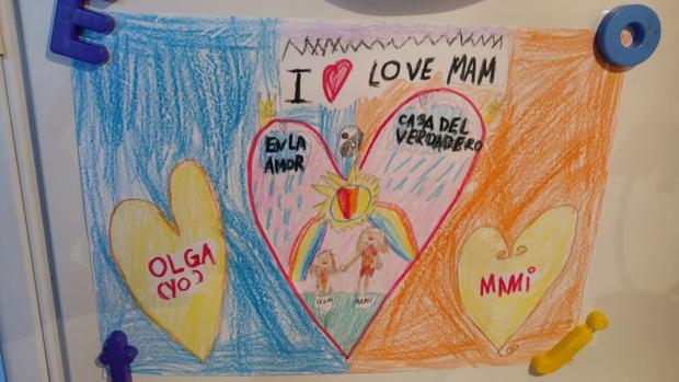 Uno de los murales y pinturas que dibuja la niña pequeña, de 7 años, de Elena Ramallo, y que tiene colgados en su casa