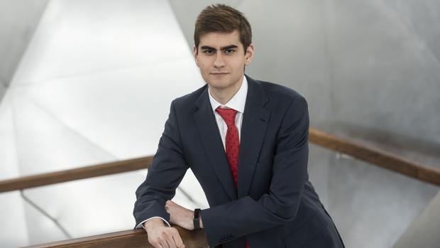 Mario Augusto Lino Valencia, becario de la fundación bancaria la Caixa