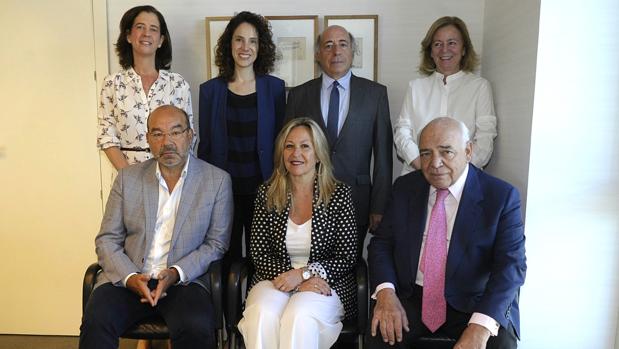 Jurado del premio ABC Solidario. Sentados, de izquierda a derecha Ángel Expósito, Trinidad Jiménez e Ignacio Bayón. De pie Alejandra Kindelán , Concha Galdón, Juan Romo y Catalina Luca de Tena