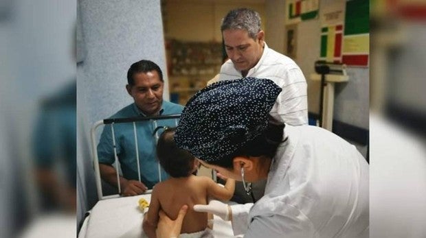La menor es atendida por los servicios médicos