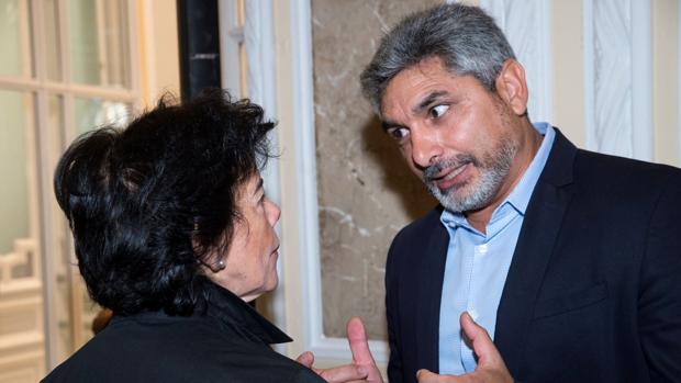 La ministra de Educación, Isabel Celaá, con el diputado del PP, Juan José Cortés