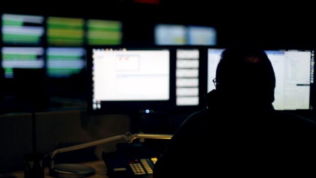 Un experto en ciberseguridad monitorea el tráfico