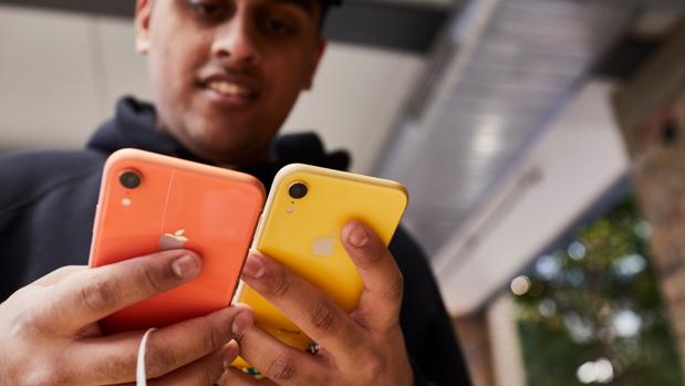 Imagen de archivo de un usuario con un iPhone XR en Londres